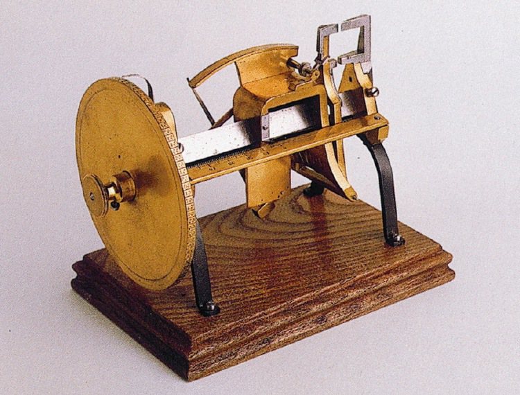首創百萬分之一米測量器，此發明一直沿用到20世紀初。圖／積家表提供