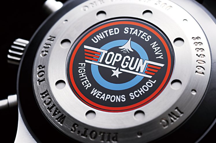 Top Gun以海軍空戰部隊計時腕錶專賣店特別版底蓋的Top Gun徽章圖案更加彰顯該腕錶的獨特性，為已沸騰的熱血度再添燃料。圖／時間觀念