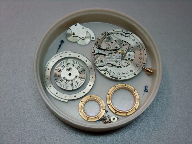 維修需3萬瑞郎的手表拆解照。圖／曾士昕提供