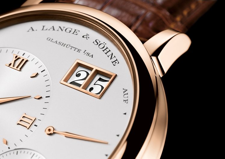 以五分鐘數字鐘為靈感的朗格lange 1系列腕錶大日曆視窗顯示。圖／時間觀念