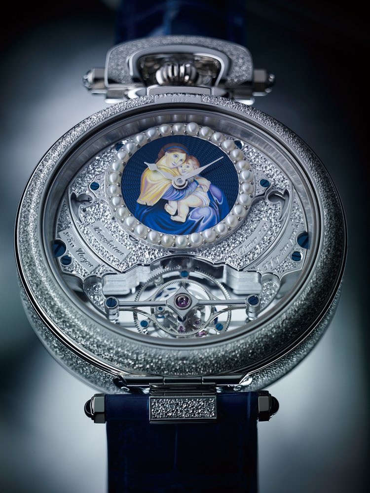 特殊款式在腕錶背面的時間指示小盤上運用琺瑯彩繪的技法繪製出細膩無比的裝飾圖案，圖...
