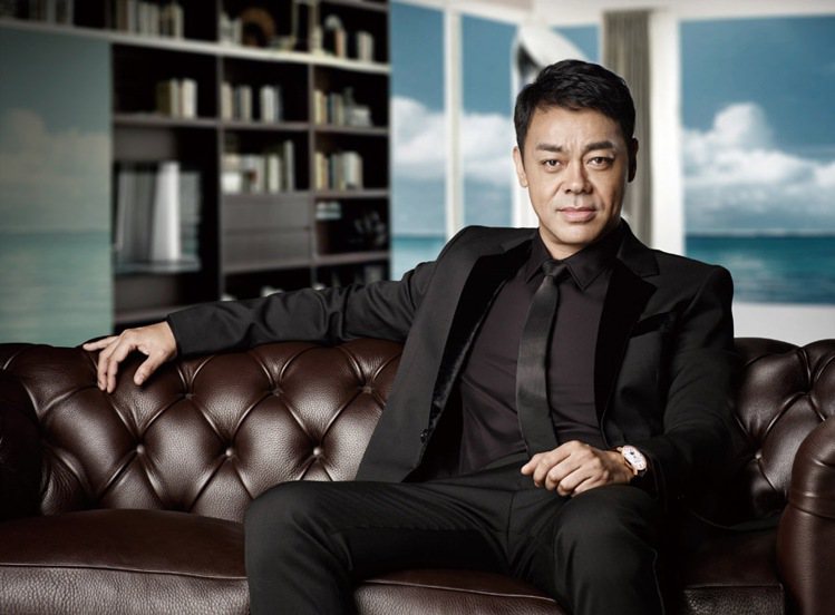 劉青雲擔任鐘表品牌康斯登全球代言人。圖／康斯登提供