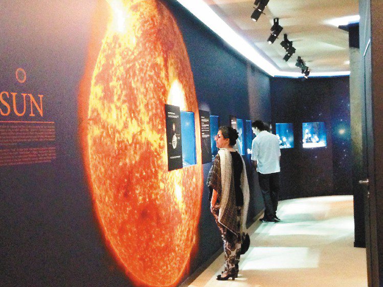 日內瓦高級鐘表展每年都會規畫展覽，今年的主題為天文與鐘表。特派記者祁玲／攝影