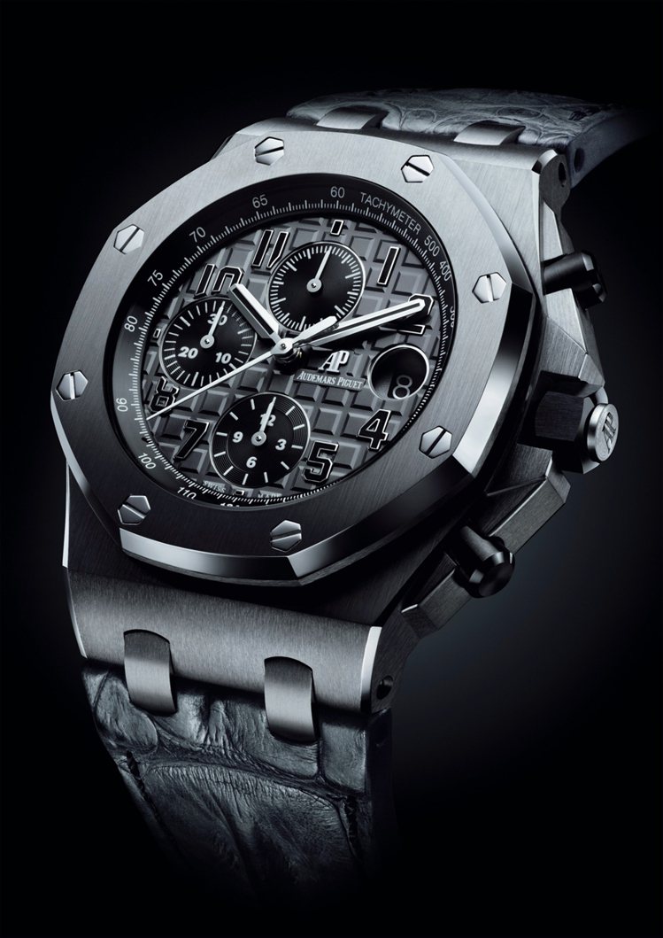 皇家橡樹離岸型42毫米計時碼表，售價NT8,000（全黑錶面搭配黑表帶款）。圖／愛彼提供