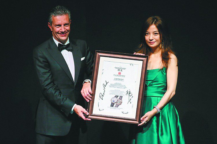 積家捐贈高級腕表在上海電影節開幕晚宴慈善拍賣，右為代言人趙薇。圖／積家提供