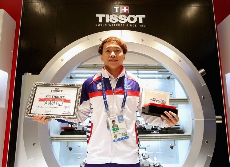 台灣女將林子琦亞運破世界紀錄，獲頒「天梭世界紀錄獎」與全球限量TISSOT T-Touch II亞運特別版腕表。圖／TISSOT提供