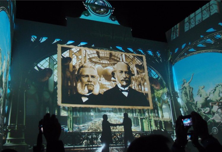 百達翡麗以投影的方式播放影片，訴說品牌175年的歷史。圖／記者祁玲攝影