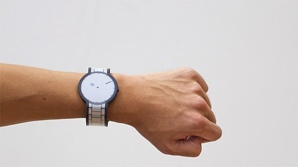 Sony的開發部門Fashion Entertainments最新研發出一款電子紙智慧型手錶「FES Watch」，不只設計簡約又輕，更是用「電紙」材料製造，已在Makuake網站上集資，現在已募資達350萬日圓（約台幣100多萬元）。圖／GQ提供