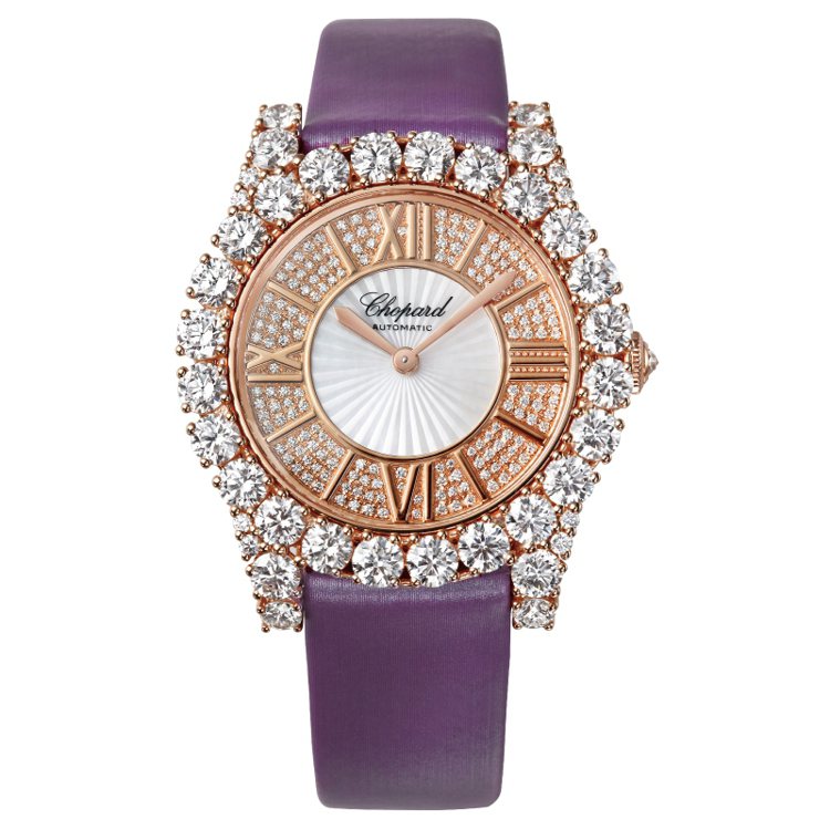 L'Heure Du Diamant系列鑽錶 
18K玫瑰金錶圈材質鑲嵌28顆圓形鑽石總重6.5克拉、錶盤鑲嵌169顆圓型明亮型切割鑽石總重0.42克拉、搭載自動上鍊機芯、紫色絲絹錶帶。 
型號 : 139419-5001 
價格 : NTD,388,000 
圖／時間觀念提供