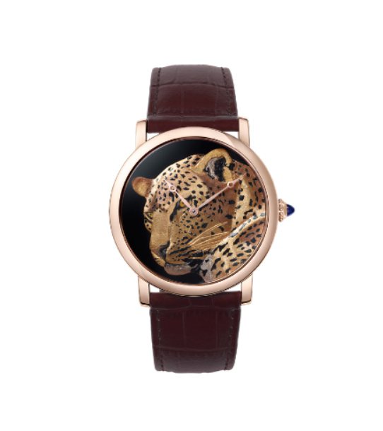 Rotonde de Cartier金銀絲嵌花美洲豹裝飾腕表，運用18K黃金、玫瑰金、白金金銀絲嵌花美洲豹，約392萬元，限量50只。圖／業者提供