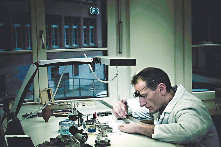 製表師確保ORIS所生產的腕表與搭載的機械機芯皆符合瑞士最高品質標準。圖／ORIS提供