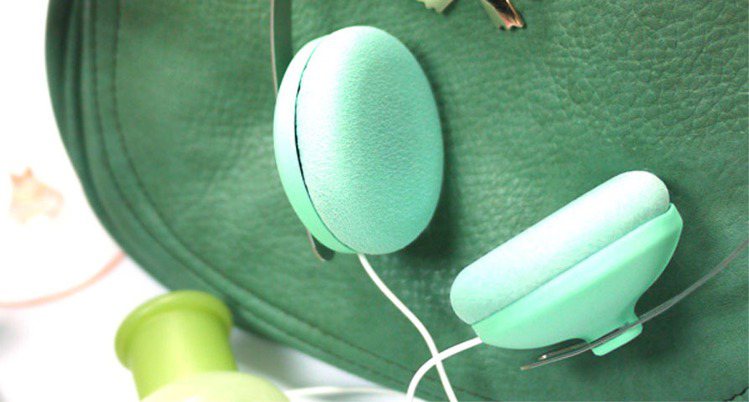 耳機絲絨材質耳墊佩戴舒適，這可是迷到許多韓國女生的CRESYN®可立新®馬卡龍耳機。圖／Wow!La Vie。