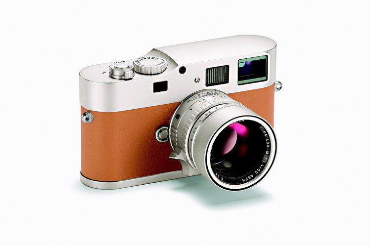 Leica與愛馬仕攜手打造頂級機款M9-P，一機一鏡組要價82萬元。圖／Leic...