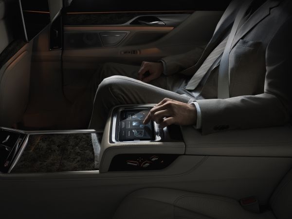 後有獨立中控台，並附有觸控螢幕供車主切換調控。 BMW提供