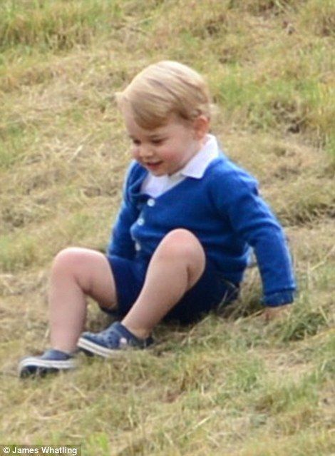 小喬治穿著藍色的針織衫，搭配白襯衫和深藍色短褲、Crocs 鞋，休閒的小紳士lo...