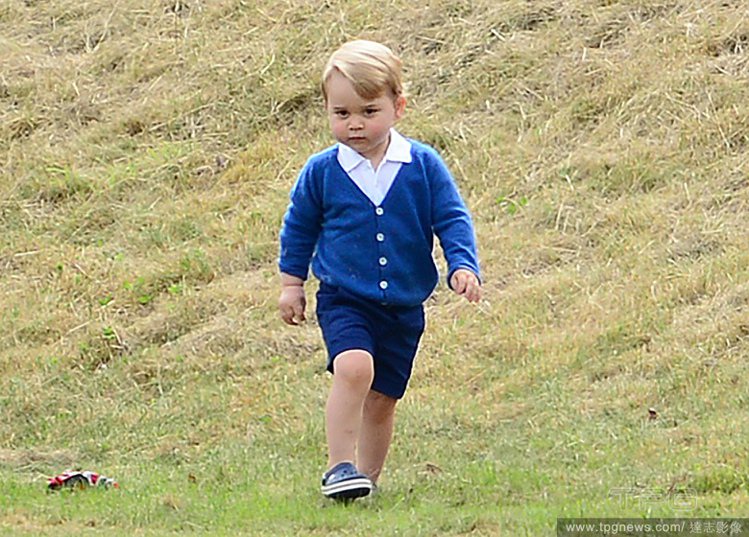小喬治穿著藍色的針織衫，搭配白襯衫和深藍色短褲、Crocs 鞋，休閒的小紳士lo...