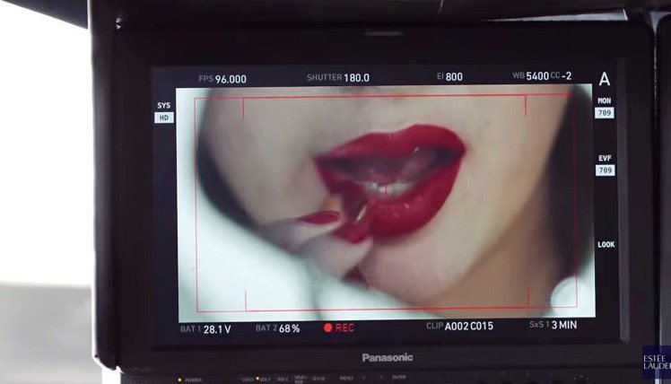 除了賣香水，Kendall Jenner 還在廣告中放送塗口紅的性感特寫。圖／擷...