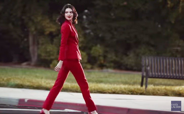 單穿紅色西裝褲裝的Kendall Jenner散發十足都會女性自信魅力，走在街頭...