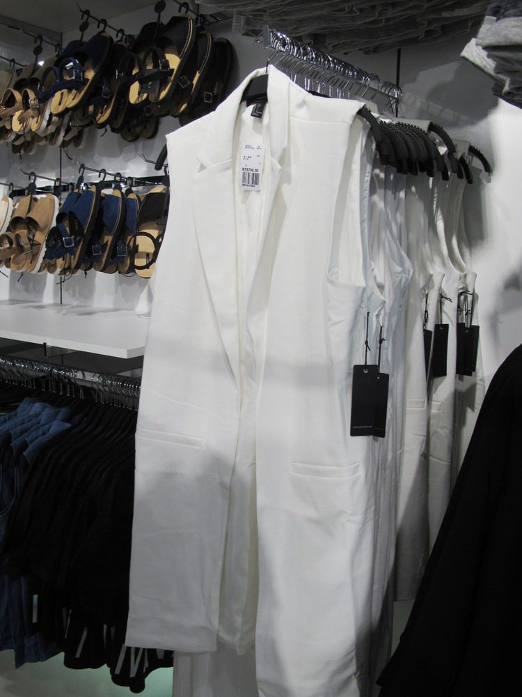 白色西裝背心 790元。記者吳曉涵攝影