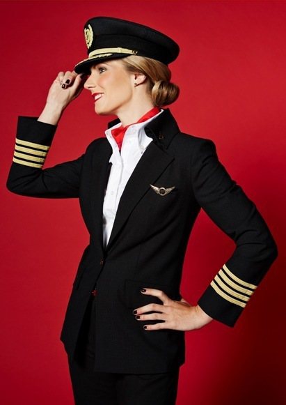 Vivienne Westwood 替維珍航空（Virgin Atlantic）設計空姐制服。圖／擷取自pursuitist.com