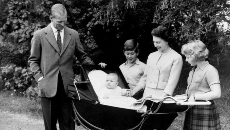 英國皇家1965年合影，坐在推車裡的是艾德華王子。圖／mothercare提供
