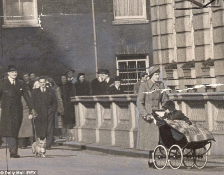 威爾斯親王查爾斯王子1952年坐著豪華推車前往克拉倫斯府。圖／mothercar...