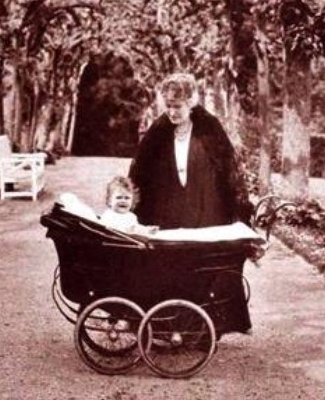 伊莉莎白二世在強褓時期也坐過Balmoral御用嬰兒推車。圖／mothercar...