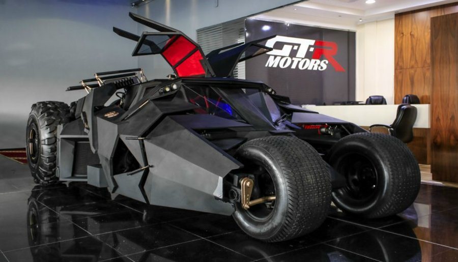 具備強悍性能的Tumbler Replica蝙蝠車，搭載5.7升8缸引擎，擁有超過500hp的最大馬力，0~100km/h加速只要6秒。 摘自dubicars.com