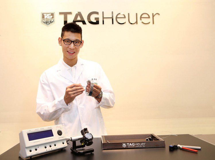 TAG Heuer 豪雅全球品牌大使林書豪化身製錶師在北京東方廣場旗艦店內。圖／豪雅表提供