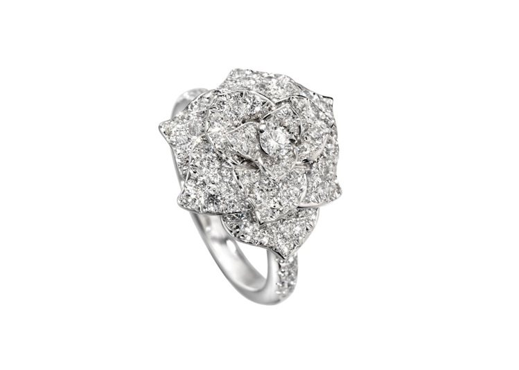 Piaget Rose指環，18K白金，鑲嵌102顆圓形美鑽(約重1.55克拉)。定價54萬5,000元。圖／伯爵提供