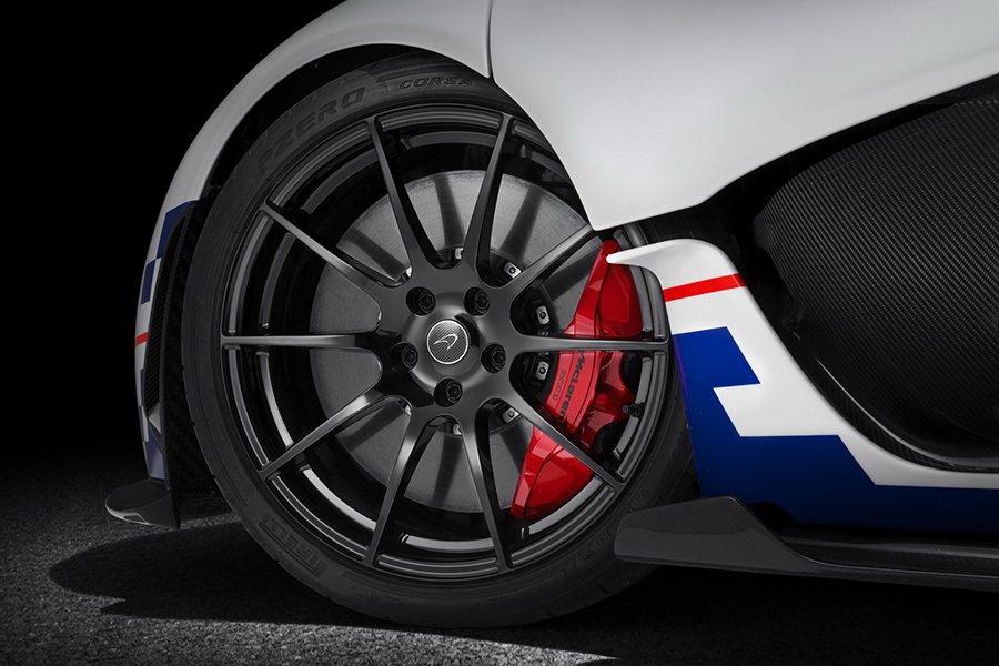 制動性能極佳的大尺寸剎車碟盤才能應付 P1驚人的動力輸出。 McLaren提供