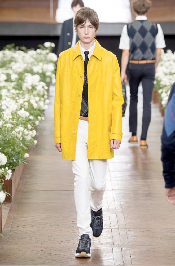 鴕鳥皮大衣增添Dior明年春夏男裝的貴氣。圖／Dior提供