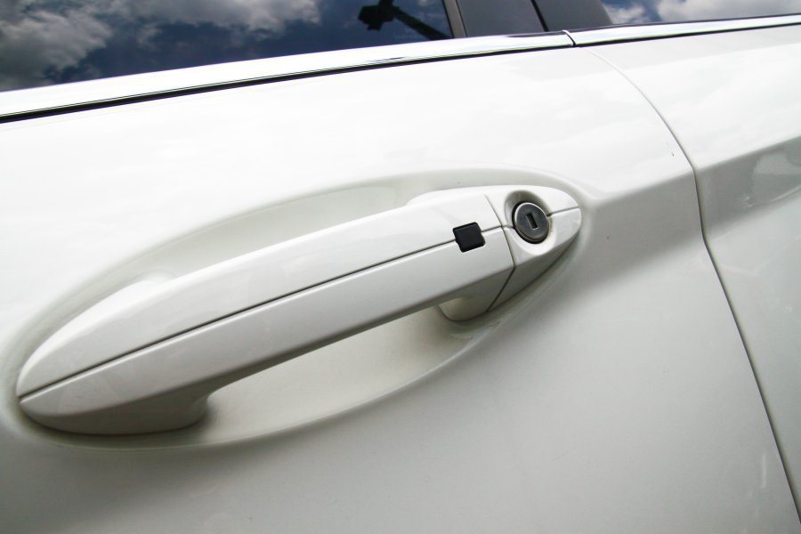 免鑰匙啟動系統讓車主相當便利，免掏鑰匙就能打開車門、發動引擎，但同時也讓竊賊有機...