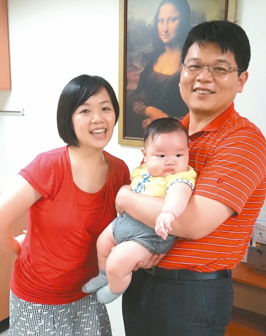 長相甜美的簡妙倫（左）曾因不明原因流產三次，和老公蔡宗霖（右）相偕減重後，第四度懷孕順利產下白胖男寶寶。