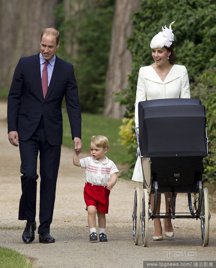 凱特王妃與威廉王子帶著喬治小王子前往參加夏綠蒂公主的受洗典禮。圖／達志影像