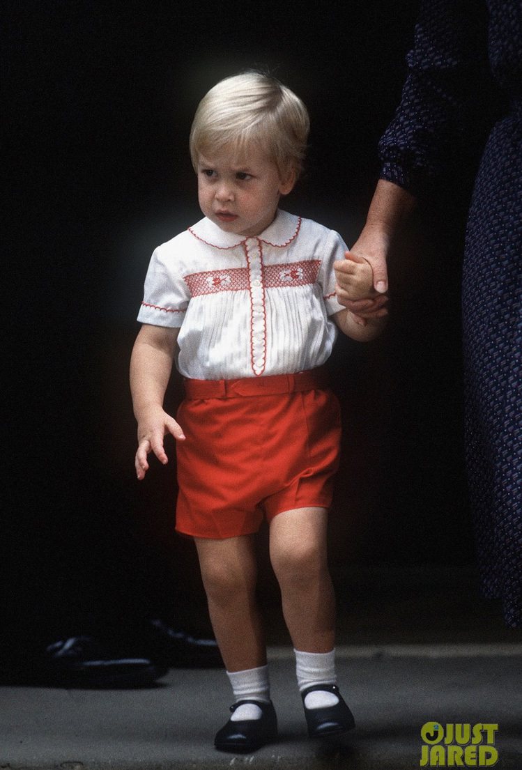 威廉王子小時候到醫院看哈利王子時也以紅白造型亮相。圖／擷自justjared.com
