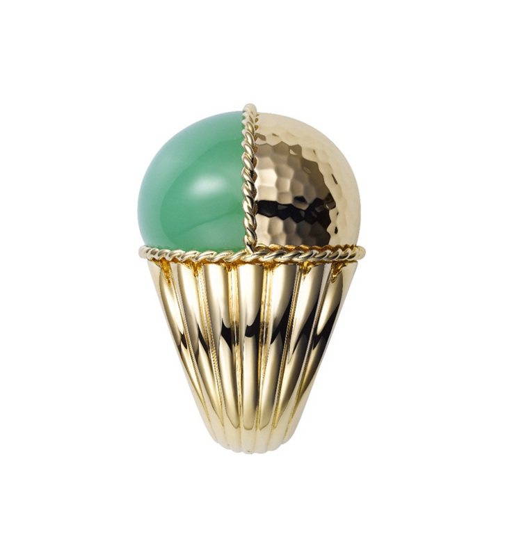 卡地亞Paris Nouvelle Vague系列Delights戒指，黃K金鑲崁鑽石，綠玉髓。參考價約106萬元。圖／卡地亞提供
