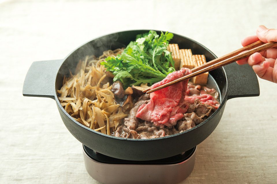 牛肉和牛蒡壽喜燒<br />圖／摘自奇光出版《成功抗老！肉&魚健康飲食法》