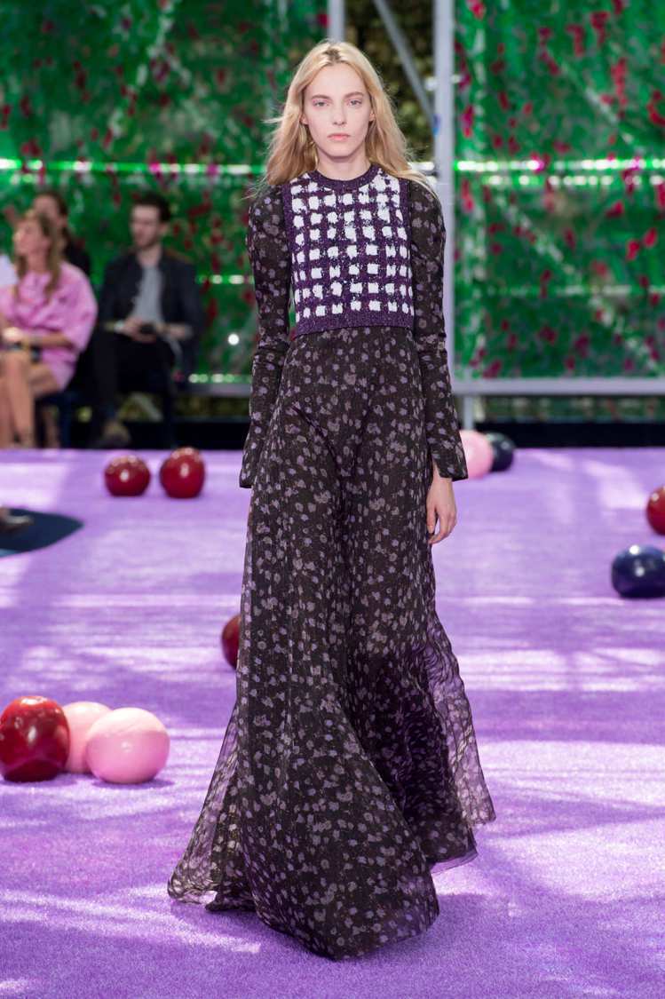 Dior 2015 高級訂製服系列充滿古典幾何圖騰、各式各樣美麗的花朵印花，並以鮮豔又溫和的配色為主。圖／擷自nymag.com