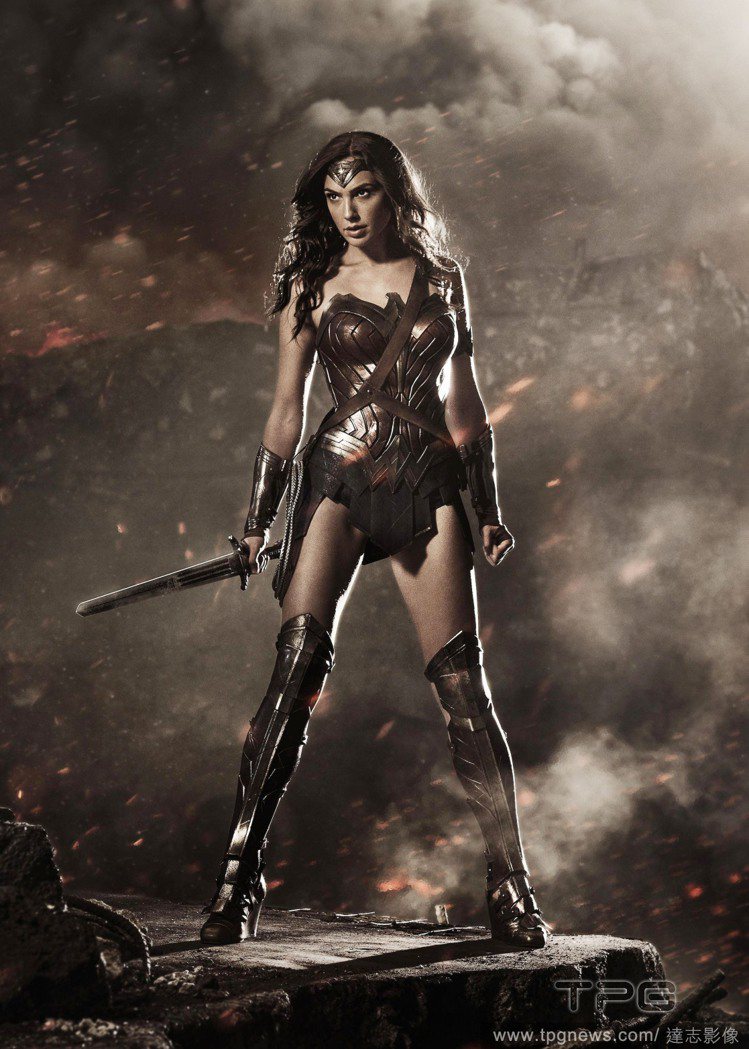 蓋兒加朵在《蝙蝠俠對超人：正義曙光》電影中扮演神力女超人。圖／達志影像