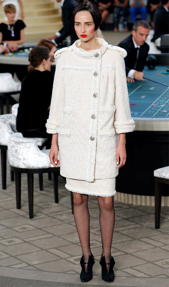香奈兒在巴黎發表的2015秋冬高級訂製服。圖／歐新社