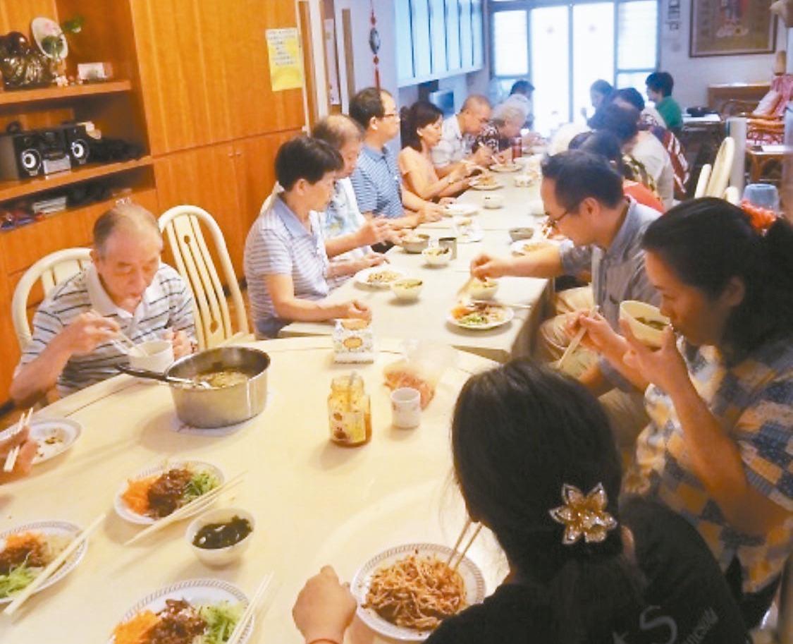 台灣失智症協會以家的理念在全台各地成立「瑞智互助家庭」，失智者及家屬可依自己喜好選擇喜愛的活動，甚至自然地「易親而顧」。