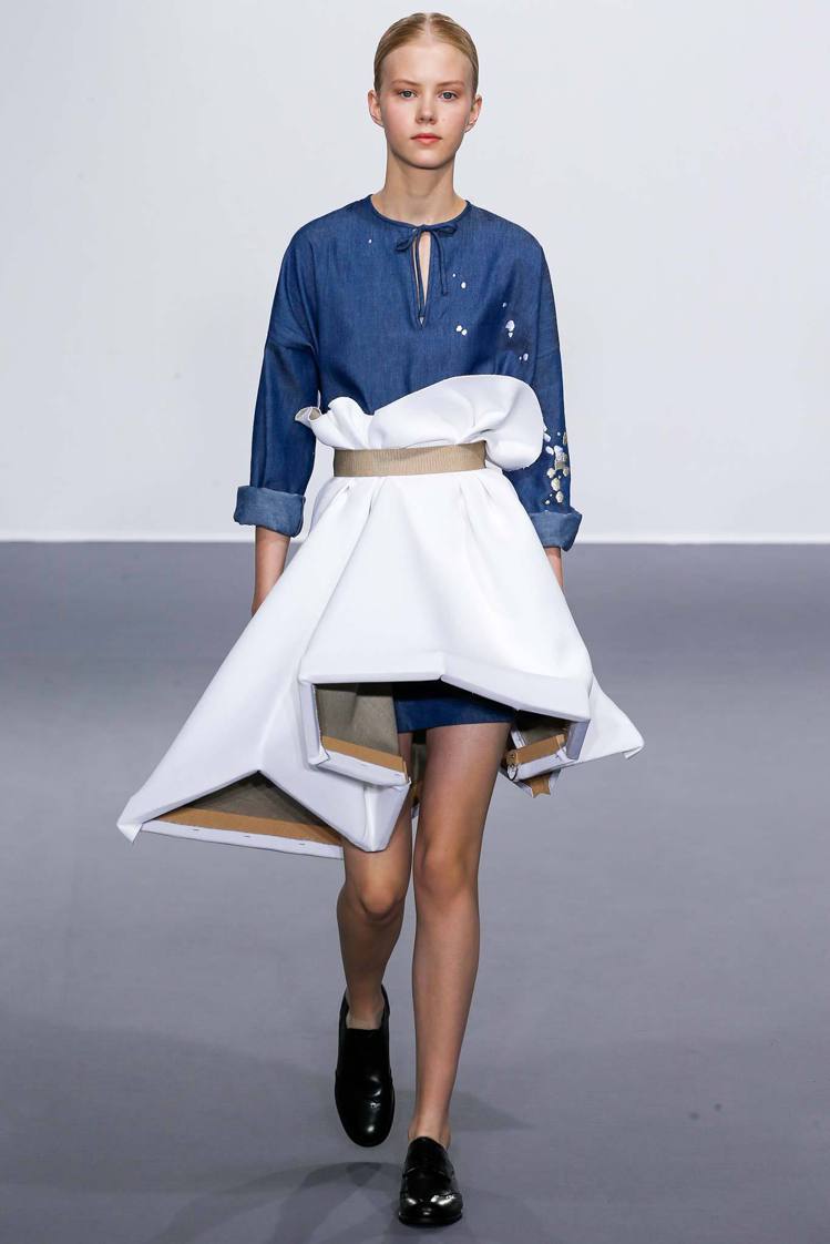 時尚品牌 Viktor & Rolf 在2015秋冬訂製時裝週中再度帶來搞怪摩登的新系列，用把畫框穿在身上的設計手段「打破框架」，充份展現立體解構的魅力。圖／擷自style.com
