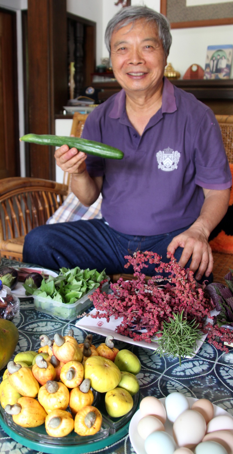 陳世雄自家農場生產各種有機蔬果，還有一株二十多年的腰果樹，腰果黃色果托（見圖）可以生吃、炒菜、和泡醋。