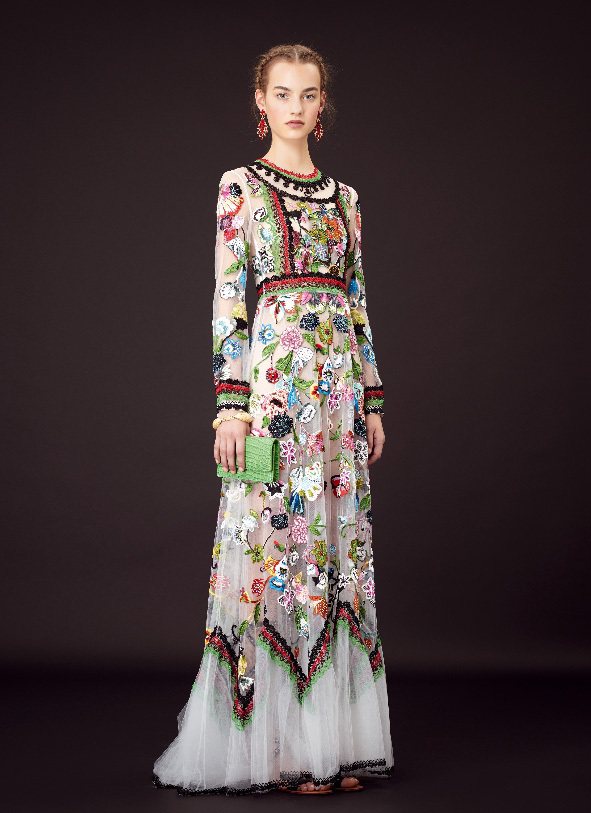 花鳥圖紋珠飾禮服，為時尚創造出令人屏息的高級訂製服，展 示的是傳統刺繡工藝不可取代的美感和價值。圖／VALENTINO 提供