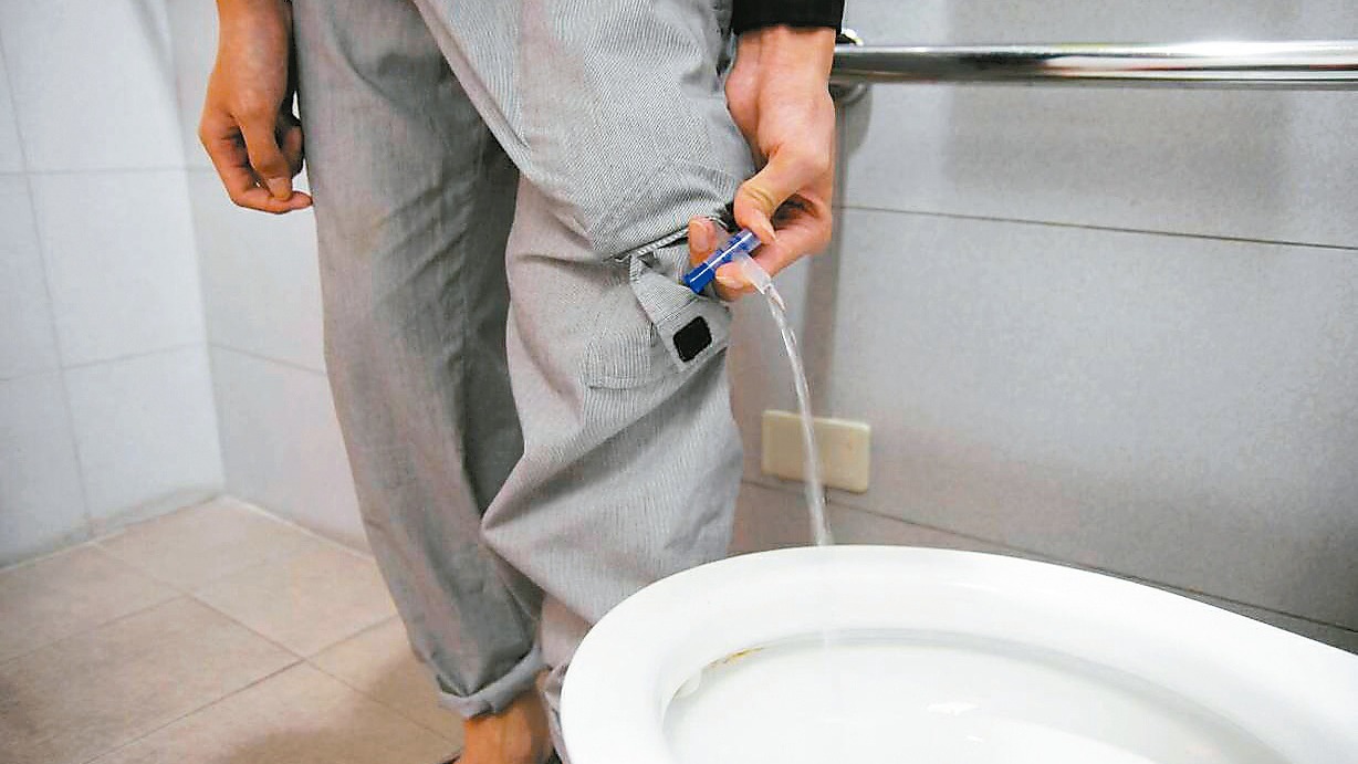 尿袋隱藏褲，將尿袋隱藏在褲管中，尿液容量滿時從側邊拉開即可觀察，不必脫褲、抽出導管即可排尿。