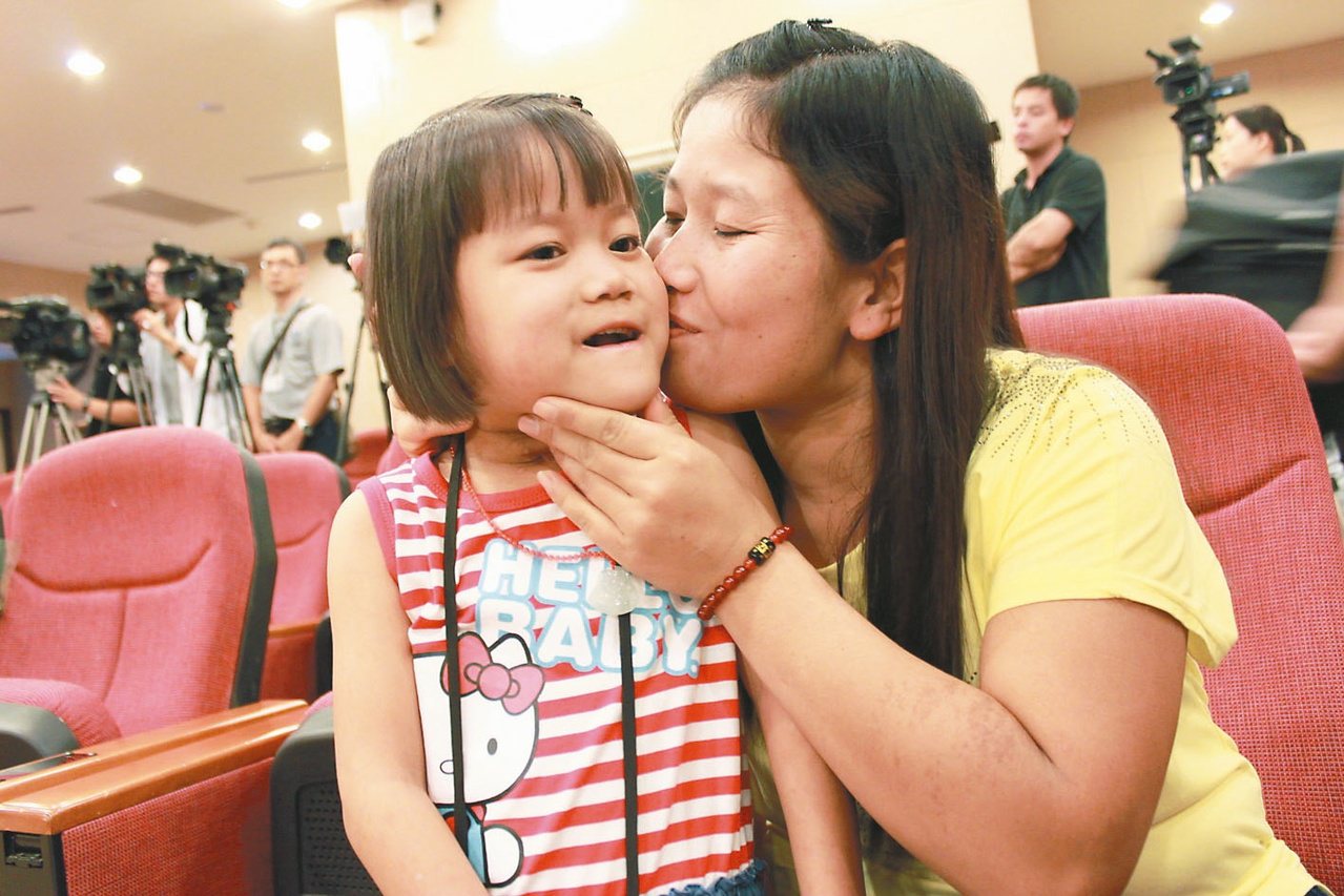 緬甸華裔女童濮雙婷(左)原來因血管瘤造成舌頭突出，手術成功後，媽媽開心親吻她。