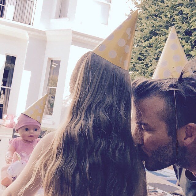 貝克漢日前在社群網站上傳一張幫女兒慶生的甜蜜合照。圖／擷自instagram