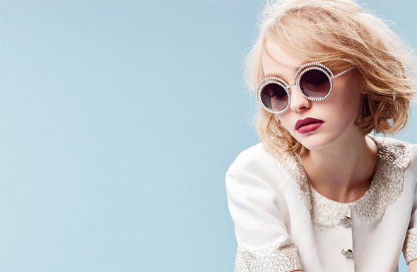 莉莉蘿絲成為 CHANEL Pearl 眼鏡系列代言人。圖／擷自style.com