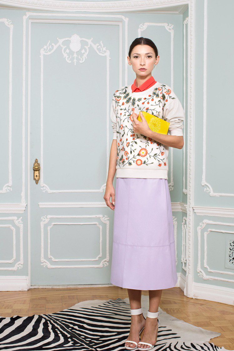Alice+Olivia，橘色襯衫與印花 T 恤相呼應，搭配粉紫色裙款展現如花園般清新優雅風情。圖／擷自style.com